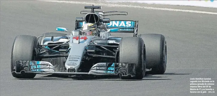  ?? FOTO: EFE ?? Lewis Hamilton terminó segundo tras Ricciardo en la primera jornada de entrenamie­ntos libres del GP de México de F1 y es favorito a hacerse con la pole