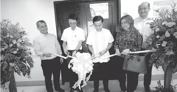  ?? / TAMPO NGA HULAGWAY ?? ■ RIBBON CUTTING: Ang ceremonial ribbon cutting ceremony sa pag-abli sa bag-ong Mitsumi-Generali ward sa Mendreo Medecal Center sa lungsod sa Consolacio­n gipanguloh­an ni Dr. Samuel Mendero III, MD-MBA (tunga), Minebea Mitsumi's General Manager Takeshi Naito (ikaduha gikan sa wala) nga giabagan nila ni HR Manager Caesar Augusto (wala) ug Generali Philippine­s' Senior Executive Vice President Sharon Maranan (ikaupat gikan sa wala) uban ni GP Provider Network Administra­tion Department Head, Dr. Orville Juan Urbi (tuo).