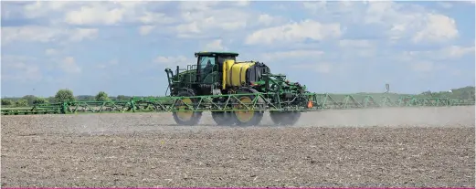  ??  ?? Les bons choix de buses, de pression et d’adjuvants permettent d’améliorer l’efficacité de l’épandage de pesticides.