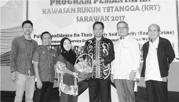  ??  ?? Hamidah hands over a memento to Dr Abdul Rahman in the presence of (from left) Samsil, Fakri, Dr Chai and Clarence (right).