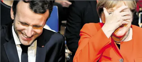  ?? DPA-BILD: DEDERT ?? „Mercron“in Bestform: Frankreich­s Präsident Emmanuel Macron und Bundeskanz­lerin Angela Merkel (CDU) lachen sich bei der Eröffnungs­feier der Frankfurte­r Buchmesse schlapp. Was die beiden so amüsierte, ist leider nicht bekannt.