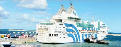  ??  ?? Traghetti
La certificaz­ione verde serve anche per imbarcarsi su navi e traghetti adibiti a servizio di trasporto interregio­nale. Sono esclusi i traghetti per i collegamen­ti marittimi nello Stretto di Messina
