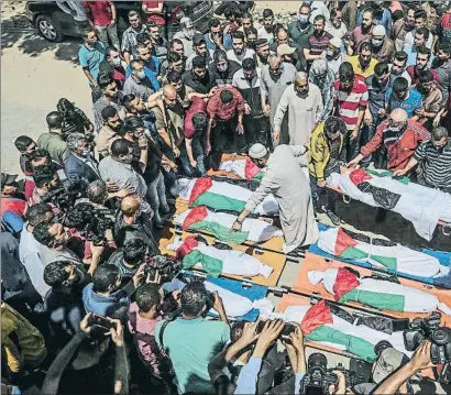  ?? MOHAMMED SABER / EFE ?? Funeral ayer por los diez miembros, ocho de ellos niños, de la familia Abu Hatab muertos en Gaza