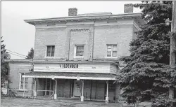  ??  ?? JOHN GURDA PHOTO This is what the Nunnemache­r mansion, at 3774. S. 27th St., looks like today. In the 1920s, the mansion became the Evergreen Hotel and the grounds became a tourist camp. In 1947, Ed Wildenberg bought the hotel and turned the campsite...