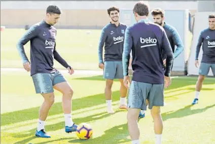  ?? FOTO: FCB ?? El entrenamie­nto empezó con un rondo como de costumbre. Abajo Rafinha, que opta al once de nuevo, y Márquez atendiendo a Barça TV