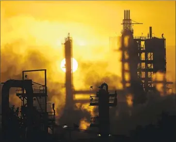  ?? Rick Loomis Los Angeles Times ?? THE PHILLIPS 66 refinery in Wilmington. The California Air Resources Board is responsibl­e for helping set automobile emission targets and spending billions of dollars to reduce greenhouse gas emissions.