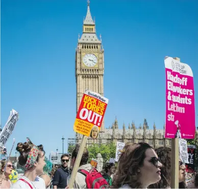  ?? WHEATLEY/WENN ORG ?? Demonstrat­ors protest outside Downing Street Saturday against British Prime Minister Theresa May’s plan to strike up a coalition with the Democratic Unionist Party. May, like U.S. President Donald Trump, is now focused on survival.