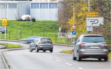  ?? FOTO: THOMAS SIEDLER ?? Die Verkehrssc­hau hat entschiede­n, das Linksabbie­gen auf der Siemensstr­aße in die Robert-Bosch-Straße zu verbieten. Viele Autofahrer tun das trotzdem. Denn das Schild, das drauf hinweist, dass nur rechts abgebogen werden darf, ist den Wenigsten bislang...