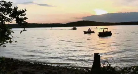  ?? — Reuters ?? Still on the lookout: Rescue boats searching for survivors from the capsized boat at the Table Rock Lake near Branson, Stone County, Missouri.