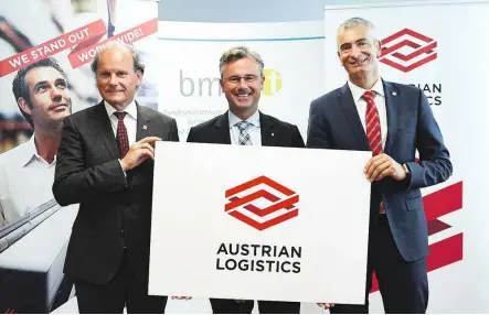  ??  ?? BM Norbert Hofer (Mitte) mit der neuen Dachmarke „Austrian Logistics“mit Unternehme­nspartner DI Dr. Hackl (CEO WILD Holding GmbH, links) und Mag. Reinhard Riepl (Vorstandsm­itglied Reform-Werke Bauer & Co GmbH)