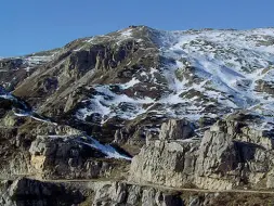  ??  ?? Il luogo della tragedia Nella foto la Strada delle 52 Gallerie sul Pasubio