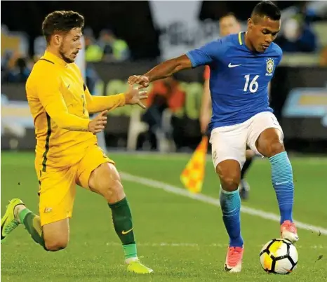  ?? PHOTO: JOE CASTRO/AAP ?? CLOSE ATTENTION: Socceroo Mathew Leckie tracks a run by Alex Sandro of Brazil.