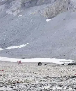  ??  ?? Die von der Kantonspol­izei Graubünden veröffentl­ichten Bilder zeigen Wrackteile der abgestürzt­en Ju-52 am Piz Segnas.