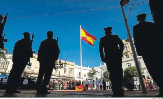  ?? MIGUEL GÓMEZ ?? Izado de la bandera española en la céntrica plaza de la Iglesia de San Fernando con motivo de la fiesta local del 24 de Septiembre.