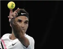  ?? Vincent Thian/Associated Press ?? Federer se prepara para sacar contra Hyeon Chung