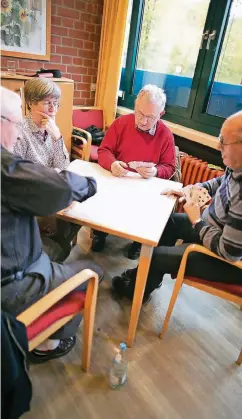  ??  ?? Skat spielen gegen Alterseins­amkeit: Gerhard Haase (81), Luise Rosengarte­n (65), Georg Lorek (74), Werner Gerhard (84) im Garather Zentrum plus