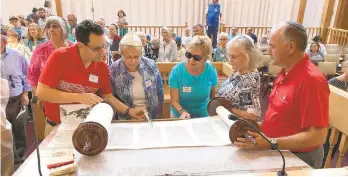  ?? CHRISTINA TATU / THE MORNING CALL ?? Brith Shalom congregant­s David Caine, Paul Kottler and Ziona Brotteit show visitors Gloria Tarby and Sandy Utley a handwritte­n Torah scroll.