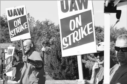  ??  ?? Members of United Auto Workers Local 1590 picket near the GM Martinsbur­g Parts Distributi­on Center in Martinsbur­g, W.Va., on Thursday, during the fourth day of a nationwide work stoppage involving about 49,000 union workers. MATTHEW UMSTEAD/THE HERALD-MAIL VIA AP