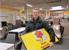  ?? RP-FOTO: GOTTFRIED EVERS ?? Marktleite­r Ulrich Szczesny im Self-Möbelmarkt in Kleve. Heute eröffnet das Geschäft, die Verkaufsfl­äche beträgt 1500 Quadratmet­er.