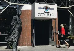  ?? CHAD HIPOLITO/FILES ?? The statue of Sir John A. Macdonald was removed from outside Victoria City Hall.
