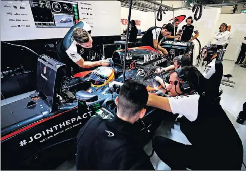  ??  ?? TRABAJO. McLaren montará en el monoplaza de Alonso una nueva evolución de su unidad de potencia, lo que conlleva penalizaci­ón.