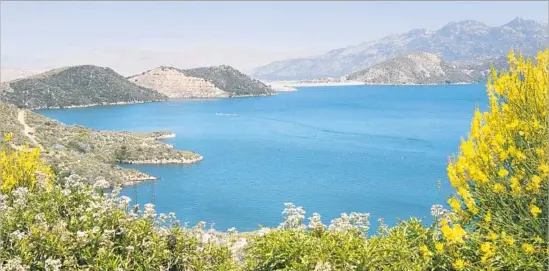  ?? Christophe­r P. Baker Getty Images / Dorling Kindersley ?? SILVERWOOD LAKE in San Bernardino County is a state reservoir and recreation area that is full of water, thanks to recent rains. It is along a scenic byway.