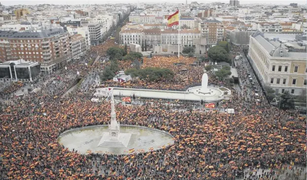  ??  ?? 0 Thousands of demonstrat­ors wave Spanish flags during a protest in Madrid against Prime Minister Pedro Sanchez called by right-wing parties