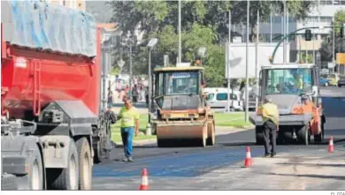  ?? EL DÍA ?? Obreros trabajan en la colocación de una capa de asfalto en la plaza de Colón.