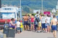  ?? FM2707902 ?? Ice creams popular at Hythe seafront