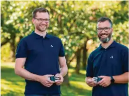  ?? FOTO: AGDIR ?? GRÜNDERNE: Svein Arild Frøshaug og André Skoog Bondevik med sensorene fra Soil Scout som nå tilbyr deres programvar­e som standard.