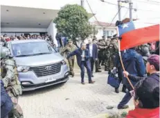  ??  ?? ► La van que transporta­ba ayer a Piñera saliendo del Hospital de Quintero, en medio de protestas.