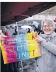  ?? ?? Ann Marie Krewer mit ihrem Plakat „Düsseldorf bleibt bunt“.