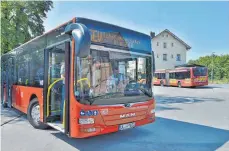  ?? FOTO: AXEL PRIES/GRAFIK: ANDREA PAULY ?? Gelenkbus am Bahnhof Laupheim-West: Südbahn-Reisende in Richtung Ulm müssen hier vom 10. September bis zum 21. Dezember umsteigen, weil die Bahnstreck­e gesperrt ist.