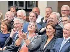  ?? FOTO: RAUPOLD ?? Ein letzter Beifall: Das Foto zeigt vorne Wolfgang(2.v.l) und Ingrid Habrich, NRW-Ministerin Yvonne Gebauer und OB Hans Wilhelm Reiners.