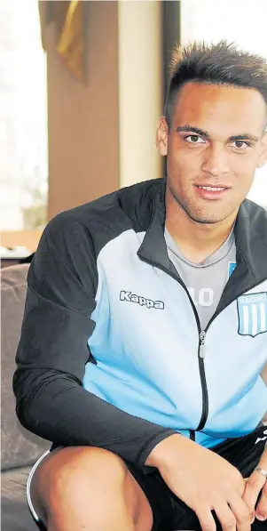  ??  ?? Agradecido. Lautaro Martínez no se olvida de Liniers de Bahía Blanca, su primer club, y destaca a Fabio Radaelli, quien lo descubrió.