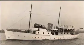  ??  ?? Taillées pour l’aventure lointaine, les lignes de Blue Bird évoquent, dès l’étrave, le célèbre transatlan­tique Queen Mary de 1936, détenteur du Ruban bleu.