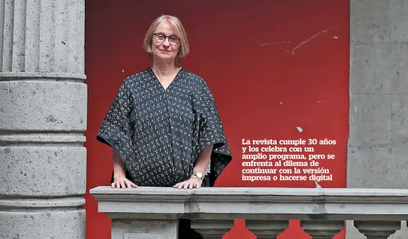  ??  ?? Margarita de Orellana en las oficinas de la revista, en la colonia Roma; la historiado­ra y Alberto Ruy Sánchez son los directores generales de Artes de México.