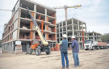  ??  ?? En Rodrigo Bueno, ya están avanzadas las nuevas edificacio­nes