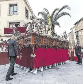  ?? ?? La procesión de la Burrita volvió a ser multitudin­aria en Emérita Augusta.