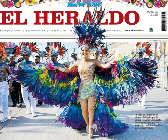  ??  ?? ‘Vuelo de fantasía’ se llamó el diseño que la reina Valeria Abuchaibe lució ayer en la Vía 40, en el cierre de los desfiles por esta avenida.