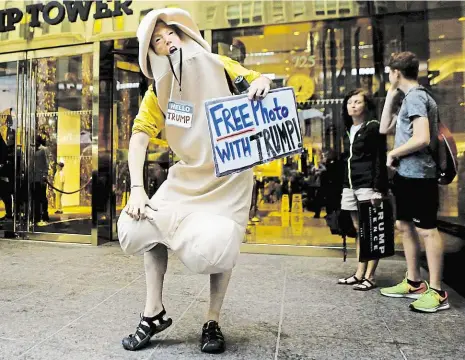  ?? Foto: Reuters ?? Vzkaz Trumpův odpůrce na Manhattanu svým převlekem předvádí prezidents­kého kandidáta jako pánské přirození. Jenže Trumpovy sexistické názory už nevadí jen jeho politickým protivníků­m. Po nejnovější­m skandálu se k němu obrátili zády všichni důležití...