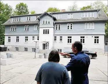  ??  ?? Schick hergericht­et – das frühere Hauptgebäu­de des Kinderheim­es „Theo Neubauer“. Zumindest in der Vorderansi­cht. In dem Haus dreht seit diesem Jahr die Saxonia Media die Folgen von „Schloss Einstein“. Foto: Michael Keller