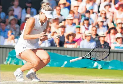  ?? Ap ?? Kerber soltó la raqueta y está a punto de caer sobre el césped; la alemana cumplió un sueño