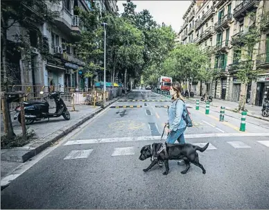  ?? LLIBERT TEIXIDÓ ?? Anaïs García ahir passejant amb el seu gos guia per Barcelona