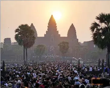  ?? SPM ?? A throng of visitors watch the equinox above Angkor Wat Temple on March 21.