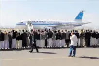  ?? Agence France-presse ?? This picture taken on Friday shows the Kuwaiti airplane carrying the Houthi rebel delegation from peace talks in Sweden on the runway at the Yemeni capital’s Sanaa Internatio­nal Airport.