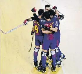  ?? FOTO: MANEL MONTILLA ?? Los jugadores del Barça Lassa, celebrando un gol en la OK Liga