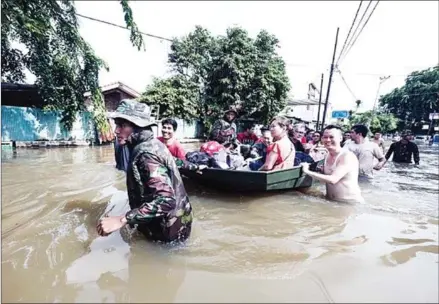  ?? THE JAKARTA POST ?? Soldiers help rescue residents from the flood-hit Bojong Indah residentia­l area in West Jakarta earlier this month.