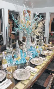  ?? Waldinei Lafaitte / Courtesy ?? Karlos Anzoategui decorated his house with ribbons, painted branches, baubles, even faux poinsettia­s in “Tiffany blue.”