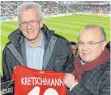  ?? FOTO: DPA ?? VfB-Fan Kretschman­n mit Freiburgs Präsident Fritz Keller.